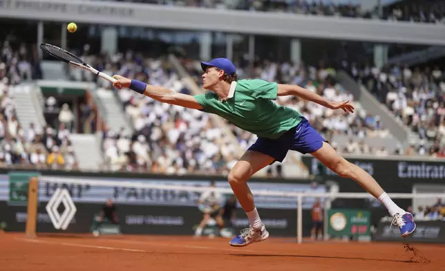 Italy's Jannik Sinner returns to Spain's Carlos Alcaraz during the final match of the French Tennis Open at the Roland-Garros in Paris, Sunday, June 8, 2025. (AP Photo/Aurelien Morissard)