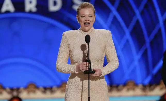 Sarah Snook accepts the award for best performance by an actress in a leading role in a play for "The Picture of Dorian Gray" during the 78th Tony Awards on Sunday, June 8, 2025, at Radio City Music Hall in New York. (Photo by Charles Sykes/Invision/AP)