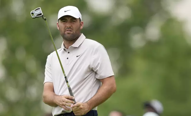 Scottie Scheffler watches his putt on the ninth hole during a practice round ahead of the U.S. Open golf tournament at Oakmont Country Club Tuesday, June 10, 2025, in Oakmont, Pa. (AP Photo/Carolyn Kaster)