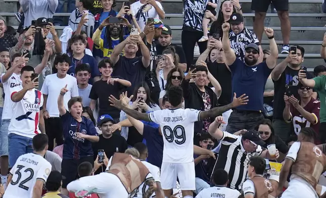Botafogo's Igor Jesus celebrates towards fans after scoring his team's first goal during the Club World Cup group B soccer match between PSG and Botafogo in Pasadena, Calif., Thursday, June 19, 2025. (AP Photo/Gregory Bull)