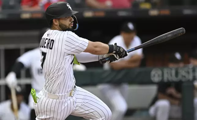 Chicago White Sox's Edgar Quero watches his RBI single during the first inning of a baseball game against the St. Louis Cardinals, Tuesday, June 17, 2025, in Chicago. (AP Photo/Paul Beaty)