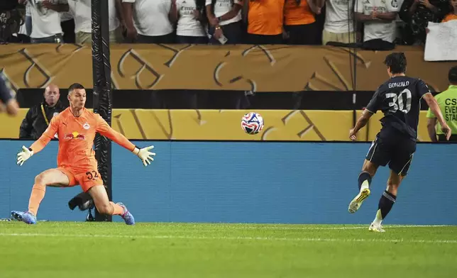 Real Madrid's Gonzalo Garcia, right, kicks the ball past Red Bull Salzburg's goalkeeper Christian Zawieschitzky to score his team's third goal during the Club World Cup Group H soccer match between Salzburg and Real Madrid in Philadelphia, Thursday, June 26, 2025. (AP Photo/Matt Slocum)