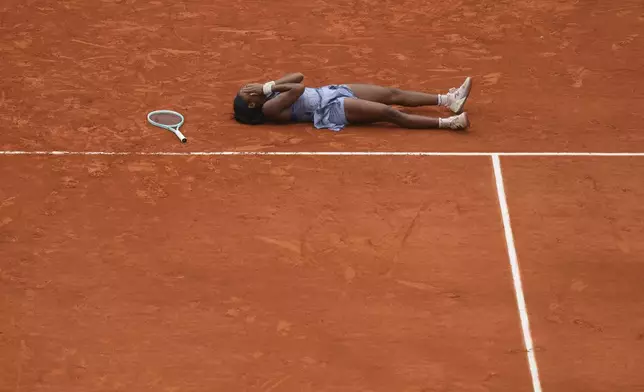 United States' Coco Gauff celebrates after winning the final match of the French Tennis Open at the Roland-Garros against Aryna Sabalenka of Belarus in Paris, Saturday, June 7, 2025. (AP Photo/Thibault Camus)
