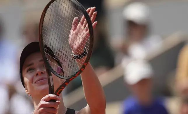 Ukraine's Elina Svitolina celebrates beating Italy's Jasmine Paolini during their fourth round match of the French Tennis Open, at the Roland-Garros stadium, in Paris, Sunday, June 1 2025. (AP Photo/Christophe Ena)