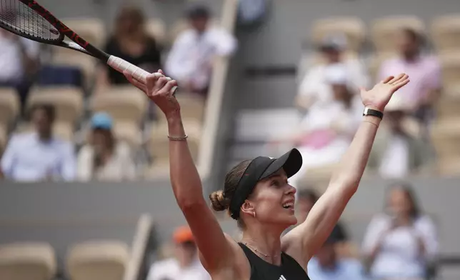 Ukraine's Elina Svitolina celebrates beating Italy's Jasmine Paolini during their fourth round match of the French Tennis Open, at the Roland-Garros stadium, in Paris, Sunday, June 1 2025. (AP Photo/Christophe Ena)
