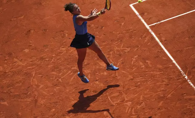 Italy's Jasmine Paolini hits a forehand against Ukraine's Elina Svitolina during their fourth round match of the French Tennis Open, at the Roland-Garros stadium, in Paris, Sunday, June 1 2025. (AP Photo/Christophe Ena)