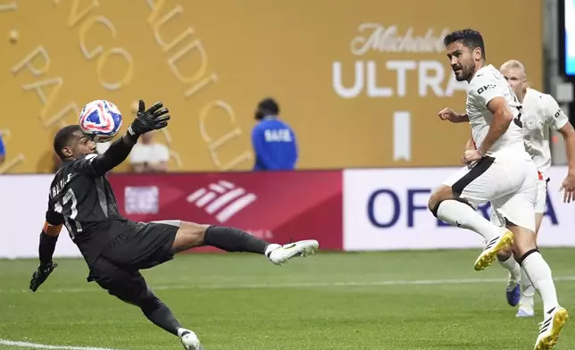 Manchester City's lkay Gundogan, right, scores his side's fourth goal against Al Ain during the Club World Cup Group G soccer match between Manchester City and Al Ain in Atlanta, Sunday, June 22, 2025. (AP Photo/Brynn Anderson)