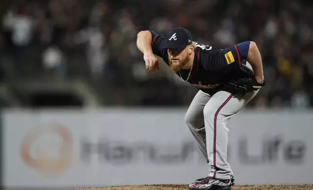 Atlanta Braves pitcher Craig Kimbrel crouches on the mound between pitches during the seventh inning of a baseball game against the San Francisco Giants, Friday, June 6, 2025, in San Francisco. (AP Photo/Godofredo A. Vásquez)