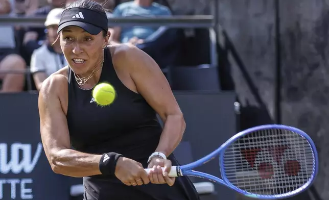 USA's Jessica Pegula returns the ball to Russia's Ludmilla Samsonova during the Berlin WTA tennis tournament in Berlin, Germany, Wednesday, June 18, 2025. (Andreas Gora/dpa via AP)