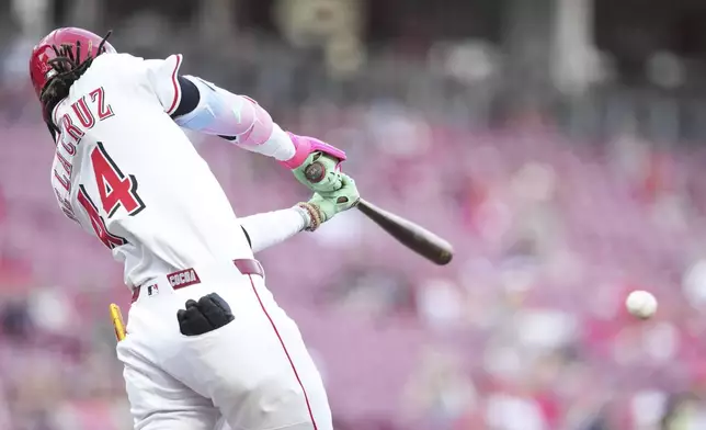 Cincinnati Reds' Elly De La Cruz hits an RBI single during the first inning of a baseball game against the Milwaukee Brewers, Monday, June 2, 2025, in Cincinnati. (AP Photo/Jeff Dean)