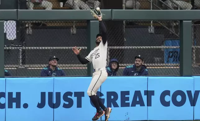 Minnesota Twins outfielder Byron Buxton (25) catches a flyout hit by Seattle Mariners' Randy Arozarena during the first inning a baseball game against the Seattle Mariners, Thursday, June 26, 2025, in Minneapolis. (AP Photo/Abbie Parr)