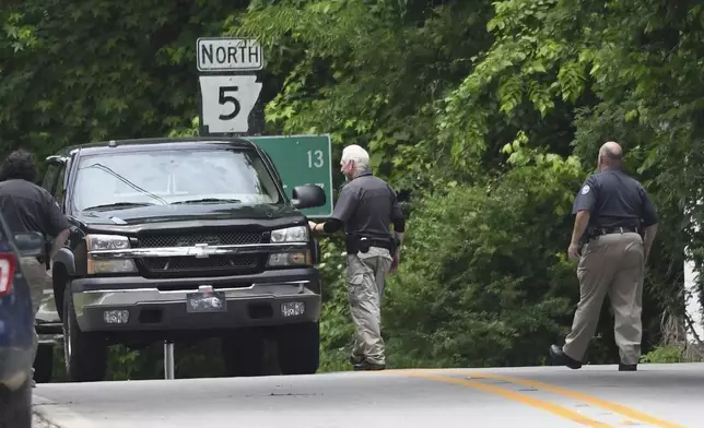 Police set up checkpoints looking for escaped prisoner Grant Hardin, Thursday, May 29, 2025, near downtown Calico Rock, Ark. (AP Photo/Nicholas Ingram)