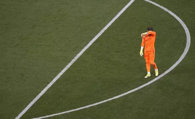 Inter Milan's goalkeeper Yann Sommer reacts after a goal of PSG's Desire Doue during the Champions League final soccer match between Paris Saint-Germain and Inter Milan at the Allianz Arena in Munich, Germany, Saturday, May 31, 2025. (AP Photo/Michael Probst)
