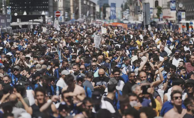 Inter Milan fans wait for the start of the Champions League final soccer match between Paris Saint-Germain and Inter Milan in Munich, Germany, Saturday, May 31, 2025. (AP Photo/Markus Schreiber)