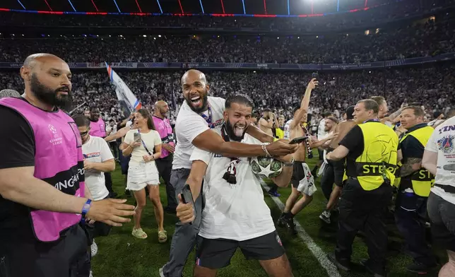 PSG fans invade the field at the end of the Champions League final soccer match between Paris Saint-Germain and Inter Milan at the Allianz Arena in Munich, Germany, Saturday, May 31, 2025. (AP Photo/Martin Meissner)