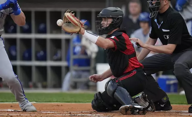 Chicago White Sox catcher Kyle Teel (8) catches a pitch from Chicago starting pitcher Davis Martin (65) during the first inning of a baseball game against the Kansas City Royals, Friday, June 6, 2025, in Chicago. (AP Photo/Erin Hooley)