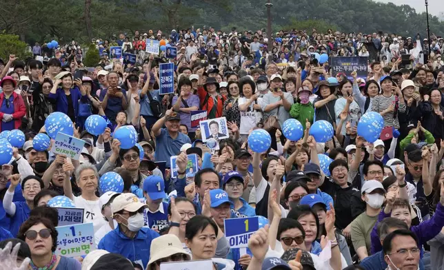 Supporters of South Korea's Democratic Party's presidential candidate Lee Jae-myung cheer during a presidential election campaign in Seoul, South Korea, Monday, June 2, 2025. (AP Photo/Ahn Young-joon)