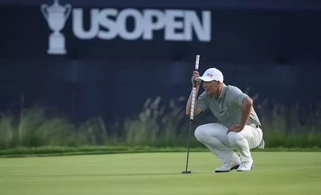Adam Scott, of Australia, lines up a putt on the 13th hole during the third round of the U.S. Open golf tournament at Oakmont Country Club Saturday, June 14, 2025, in Oakmont, Pa. (AP Photo/Charlie Riedel)