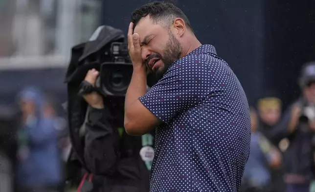J.J. Spaun celebrates after sinking a birdie putt on the 18th hole to win the U.S. Open golf tournament at Oakmont Country Club Sunday, June 15, 2025, in Oakmont, Pa. (AP Photo/Carolyn Kaster)