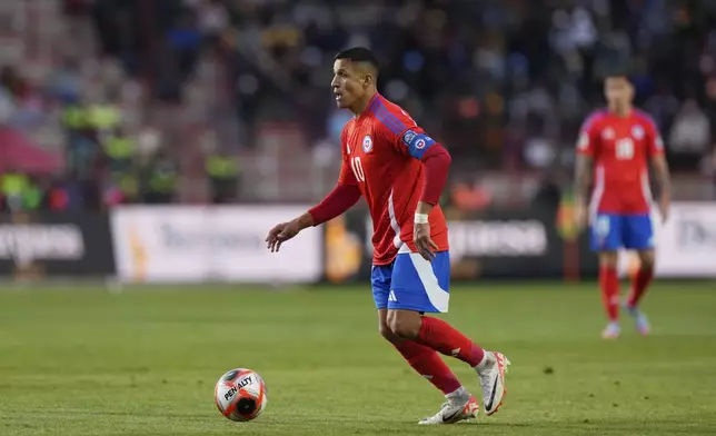 Chile's Alexis Sanchez carries the ball against Bolivia during a qualifying soccer match for the FIFA World Cup 2026 in El Alto, Bolivia, Tuesday, June 10, 2025. (AP Photo/Juan Karita)
