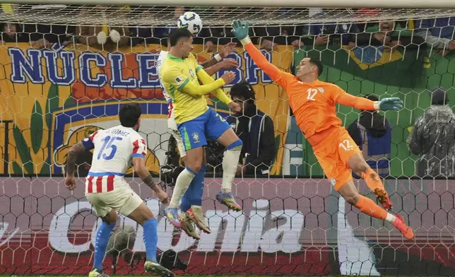 Brazil's Martinelli, center, makes an attempt to score against Paraguay during a World Cup 2026 qualifying soccer match at Neo Quimica Arena in Sao Paulo, Tuesday, June 10, 2025. (AP Photo/Andre Penner)