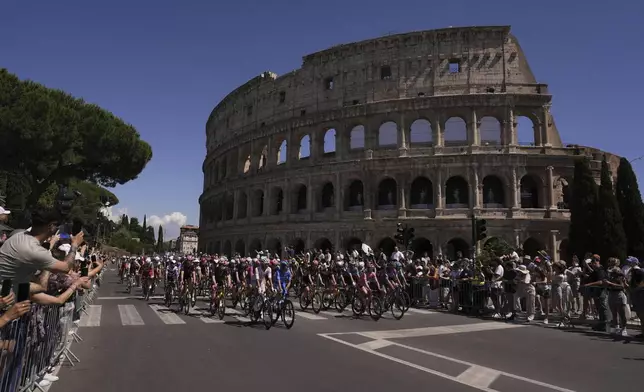 The pack rides past the ancient Colosseum during the last stage of the Giro d'Italia cycling race, in Rome, Sunday, June 1, 2025. (Fabio Ferrari/LaPresse via AP)