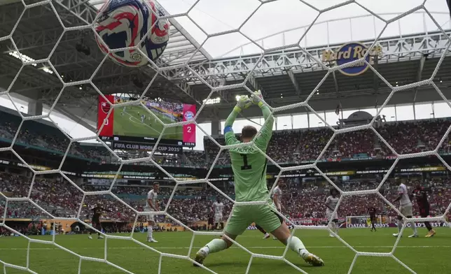 Bayern Munich's Manuel Neuer is beaten by a shot from Flamengo's Gerson for a goal during the Club World Cup round of 16 soccer match between CR Flamengo and Bayern Munich in Miami Gardens, Fla., Sunday, June 29, 2025. (AP Photo/Lynne Sladky)