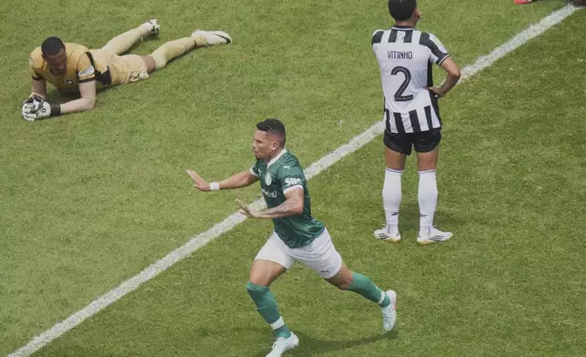Palmeiras' Paulinho celebrates after scoring his side's opening goal in extra time during the Club World Cup round of 16 soccer match between Palmeiras and Botafogo in Philadelphia, Saturday, June 28, 2025. (AP Photo/Chris Szagola)