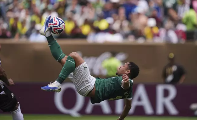 Palmeiras' Vitor Roque (9) attempts a bicycle kick during the Club World Cup round of 16 soccer match between Palmeiras and Botafogo in Philadelphia, Saturday, June 28, 2025. (AP Photo/Matt Rourke)