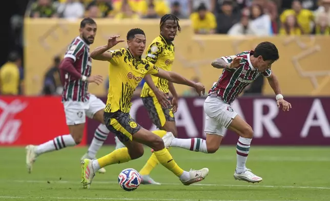 Borussia Dortmund's Jobe Bellingham, left, and Fluminense's German Cano, right, battle for the ball during the Club World Cup group F soccer match between Fluminense and Borussia Dortmund in East Rutherford, Tuesday, June 17, 2025. (AP Photo/Seth Wenig)
