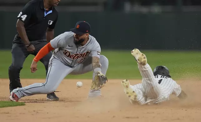 Detroit Tigers second baseman Gleyber Torres (25), left, can't catch Chicago White Sox's Michael A. Taylor (21) as he steals second during the eighth inning of a baseball game Tuesday, June 3, 2025, in Chicago. (AP Photo/Erin Hooley)
