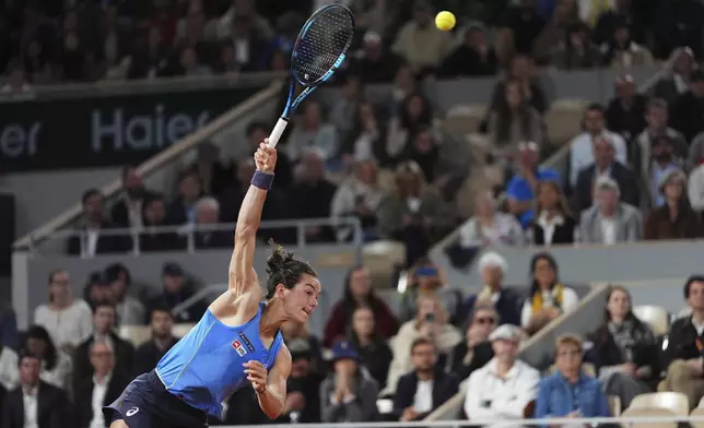 France's Lois Boisson serves against against Coco Gauff of the U.S. during their semifinal match of the French Tennis Open at the Roland-Garros stadium in Paris, Thursday, June 5, 2025. (AP Photo/Lindsey Wasson)