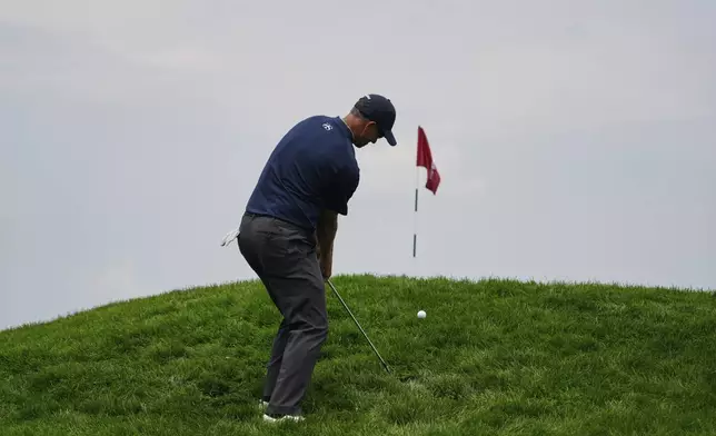 Adam Scott, of Australia, chips onto the fourth green during the second round of the U.S. Open golf tournament at Oakmont Country Club Friday, June 13, 2025, in Oakmont, Pa. (AP Photo/Carolyn Kaster)