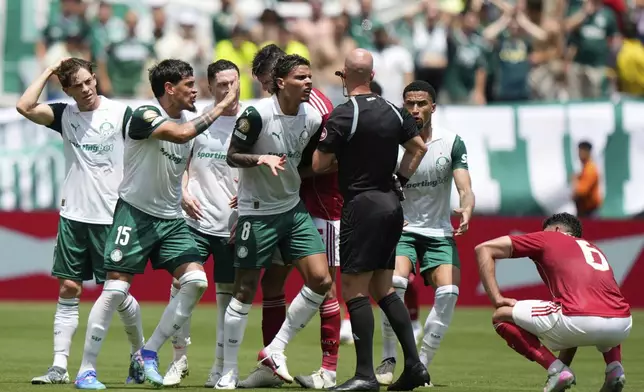 Palmeiras players argue with referee Anthony Taylor during a Club World Cup group A soccer match against Al Ahly in East Rutherford, N.J., Thursday, June 19, 2025. (AP Photo/Frank Franklin II)