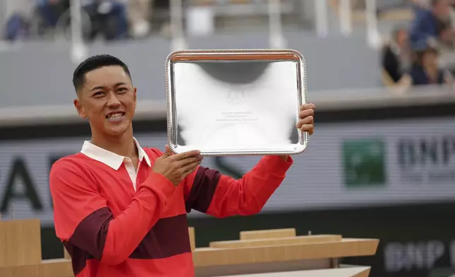 Japan's Tokito Oda poses with the trophy as he won the men's wheelchair singles final match of the French Tennis Open against Britain's Alfie Hewett at the Roland-Garros stadium in Paris, Saturday, June 7, 2025. (AP Photo/Aurelien Morissard)