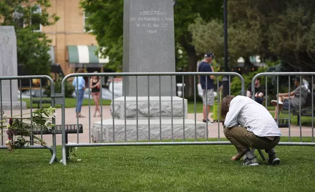 Flowers are placed along a makeshift barrier outside of the Boulder County, Colo., courthouse after Sunday's attack, Monday, June 2, 2025, in Boulder, Colo. (AP Photo/David Zalubowski)