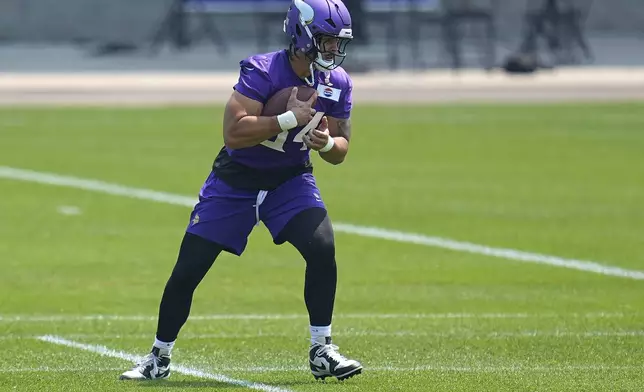 Minnesota Vikings tight end Josh Oliver (84) takes part in drills during practice at NFL football minicamp, Tuesday, June 10, 2025, in Eagan, Minn. (AP Photo/Abbie Parr)