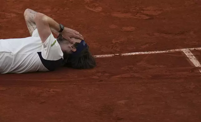 Kazakhstan's Alexander Bublik celebrates as he won the fourth round match of the French Tennis Open against Britain's Jack Draper at the Roland-Garros stadium in Paris, Monday, June 2, 2025. (AP Photo/Christophe Ena)
