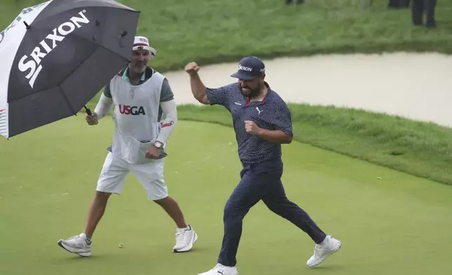 J.J. Spaun celebrates making a birdie putt on the 18th hole during the final round of the U.S. Open golf tournament at Oakmont Country Club Sunday, June 15, 2025, in Oakmont, Pa. (AP Photo/Gene J. Puskar)