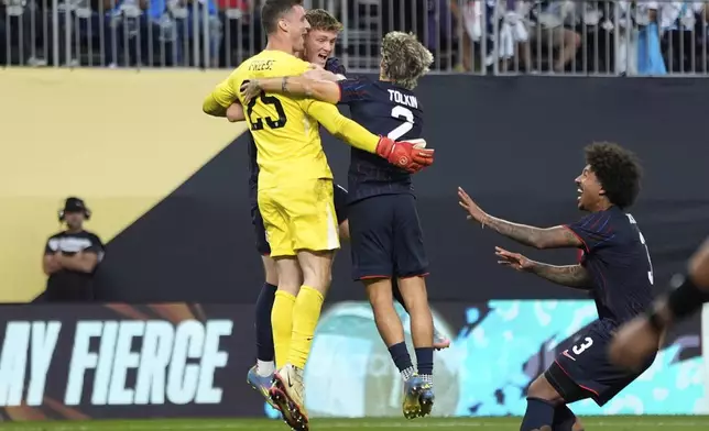 United States goalkeeper Matthew Freese celebrates with teammates after winning a penalty kick shootout of a CONCACAF Gold Cup quarterfinals soccer match against Costa Rica, Sunday, June 29, 2025, in Minneapolis. (AP Photo/Abbie Parr)