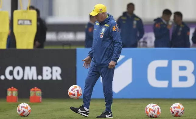 Brazil's coach Carlo Ancelotti leads a training session ahead of a World Cup 2026 qualifier soccer match against Ecuador in Sao Paulo, Tuesday, June 3, 2025. (AP Photo/Andre Penner)