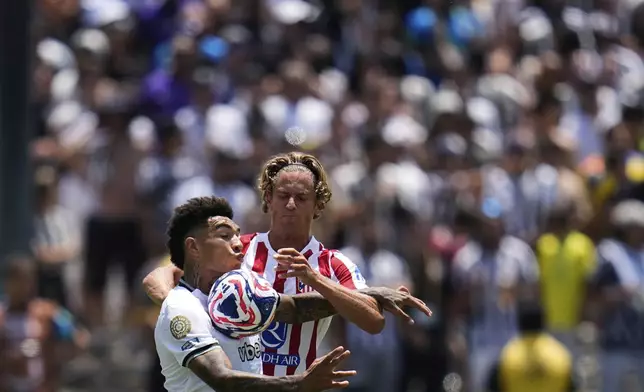 Botafogo's Igor Jesus, left, and Atletico Madrid's Marcos Llorente battle for the ball during the Club World Cup Group B soccer match between Atletico Madrid and Botafogo in Pasadena, Calif., Monday, June 23, 2025. (AP Photo/Gregory Bull)