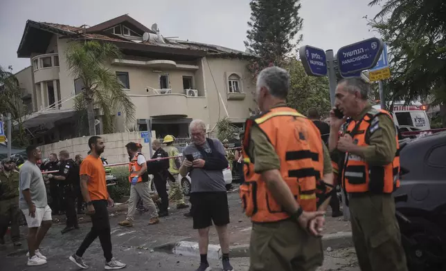 Israeli security forces inspect a house hit by a missile fired from Iran, in Rishon Lezion, Israel, on Saturday, June 14, 2025. (AP Photo/Ohad Zwigenberg)