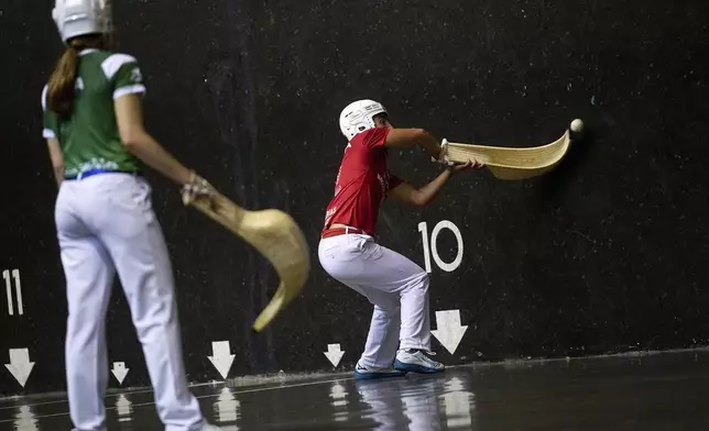 Arai Lejardi, right, member of the Spanish national team competes during the Nations League match between the Spanish national team and the Euskadi national team at the Jai Alai fronton in Guernica-Luno, northern Spain, Friday, June 6, 2025. (AP Photo/Miguel Oses)