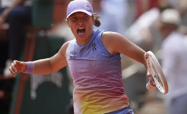 Poland's Iga Swiatek celebrates after beating Kazakhstan's Elena Rybakina during their fourth round match of the French Tennis Open, at the Roland-Garros stadium, in Paris, Sunday, June 1 2025. (AP Photo/Christophe Ena)