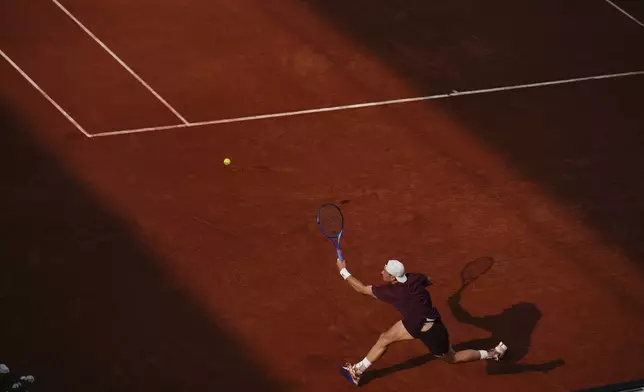 Britain's Jack Draper plays a shot against Kazakhstan's Alexander Bublik during their fourth round match of the French Tennis Open at the Roland-Garros stadium in Paris, Monday, June 2, 2025. (AP Photo/Christophe Ena)