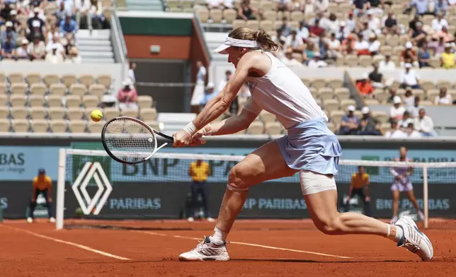 Russia's Liudmila Samsonova returns the ball to China's Zheng Qinwen during their fourth round match of the French Tennis Open, at the Roland-Garros stadium, in Paris, Sunday, June 1 2025. (AP Photo/Lindsey Wasson)