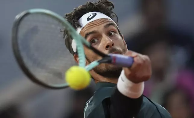 Italy's Lorenzo Musetti returns the ball to Denmark's Holger Rune during their fourth round match of the French Tennis Open, at the Roland-Garros stadium, in Paris, Sunday, June 1 2025. (AP Photo/Christophe Ena)