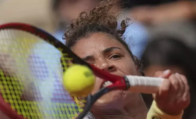 Italy's Jasmine Paolini returns the ball to Ukraine's Elina Svitolina during their fourth round match of the French Tennis Open, at the Roland-Garros stadium, in Paris, Sunday, June 1 2025. (AP Photo/Christophe Ena)