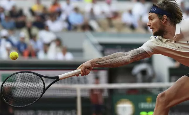 Kazakhstan's Alexander Bublik plays a shot against Britain's Jack Draper during their fourth round match of the French Tennis Open at the Roland-Garros stadium in Paris, Monday, June 2, 2025. (AP Photo/Aurelien Morissard)